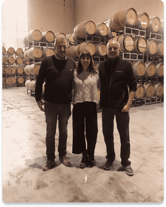 El equipo de Winers en una bodega, frente a las barricas