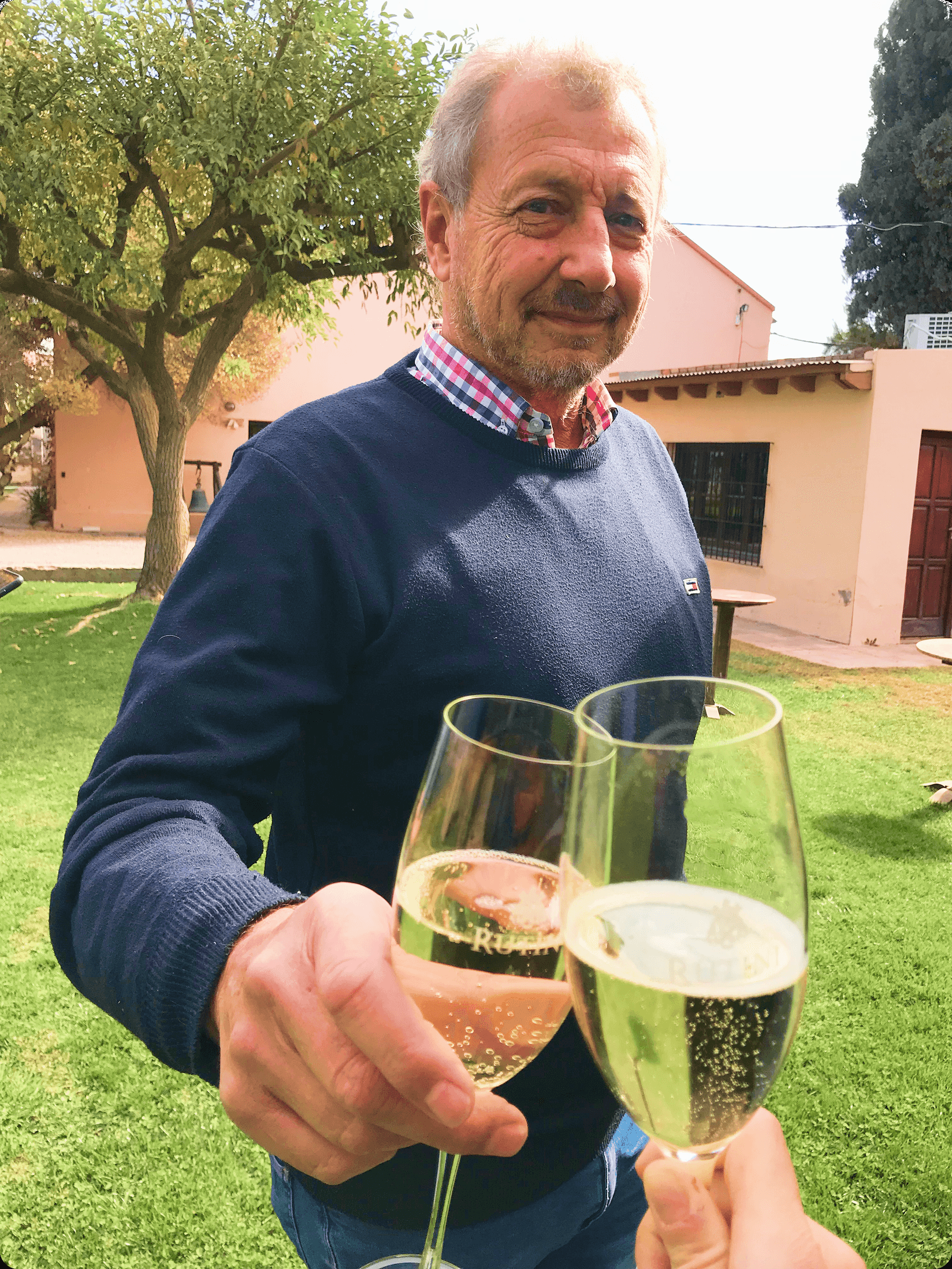 Mario, fundador de Winers, brindando en la bodega